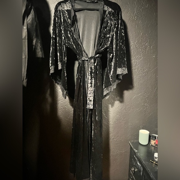 FOXBLOOD Bathory Dressing Robe — black velvet - Picture 6 of 6